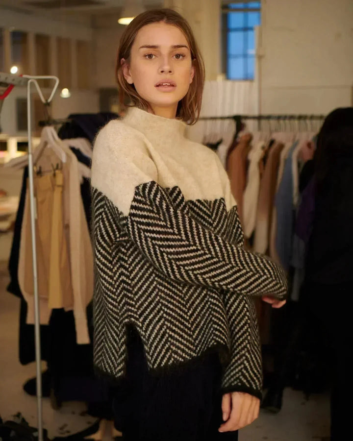 Naomi | Elegant And Cozy Chevron Turtleneck Sweater