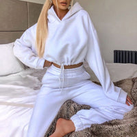 Evie | Completo da donna con felpa con cappuccio e taglio corto per uno stile moderno
