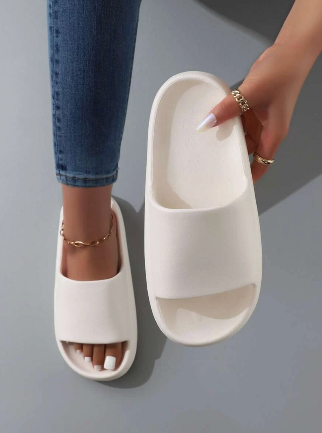 Lara | Comfortable Minimalist Design 10