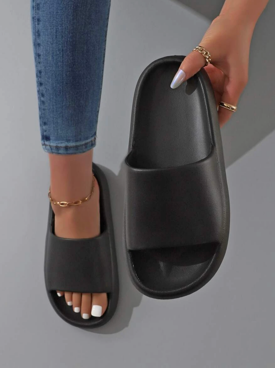 Lara | Comfortable Minimalist Design 6
