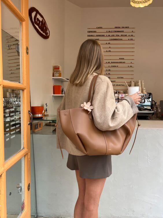 Valeria | Elegant And Spacious Vintage Tote Bag 4